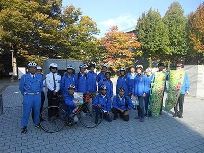 Ｈ27.10.13愛媛大学サイクリング部と実施した啓発活動の様子