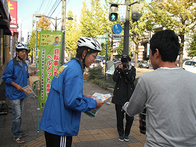 Ｈ27.10.13愛媛大学サイクリング部と実施した啓発活動の様子