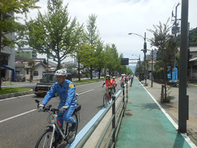 Ｈ28.4.1県自転車安全利用促進条例施行３周年記念パレードでヘルメット着用をアピール