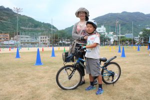 自転車は面白いと話してくれた田川寛明くんとお母さん