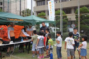 みきゃんサイクルスクール受講修了証を受け取る子供たち