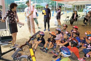 上鶴先生から、安全な自転車の乗り方を教わります