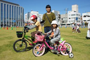 桜岡嗣隼くん（左）、妹の絆菜ちゃん（右）とお母さん