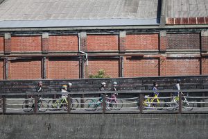 レンガの町並み。もっきんろーどは、自転車を押して景色を楽しみました