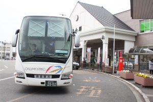 JR松山駅を出発するシャトルバス