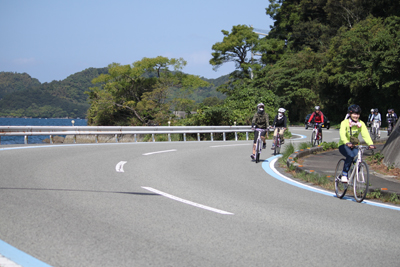 海岸沿いを走る参加者の皆さん