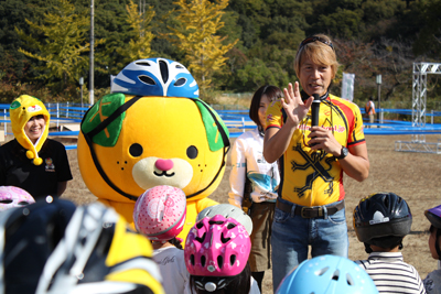 キッズたちに自転車の楽しさを伝えるブラッキー中島さん