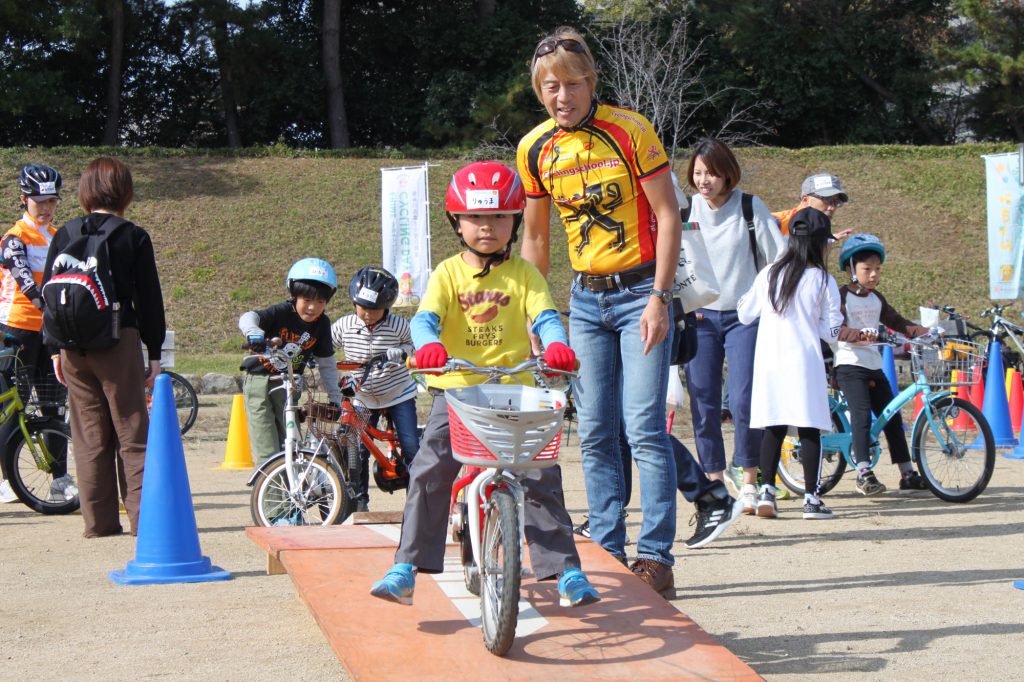 みきゃんサイクルスクールでキッズを指導するブラッキー中島さん