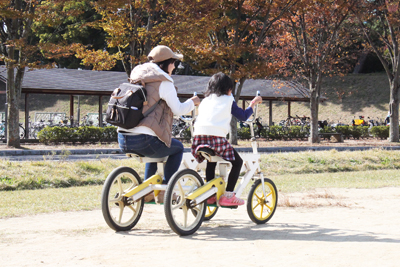 タンデム自転車を楽しむ親子連れ