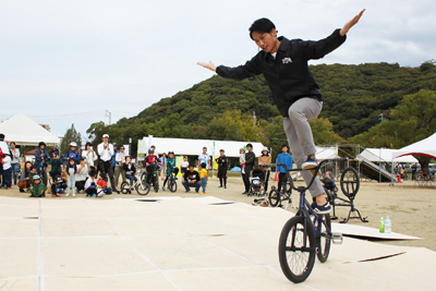 派手なパフォーマンスで観客を魅了