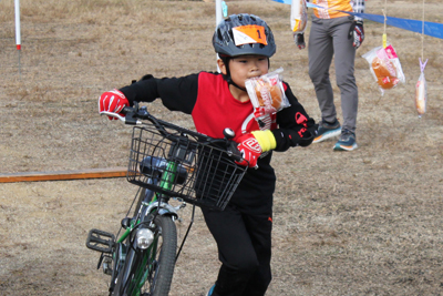 パン食い競争がレースにアクセントを加える