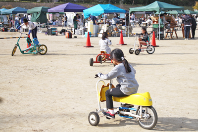 ユニークな自転車にキッズたちの心も弾む