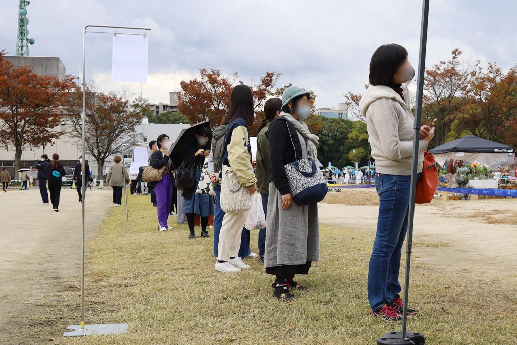 開場前から多くの行列ができる