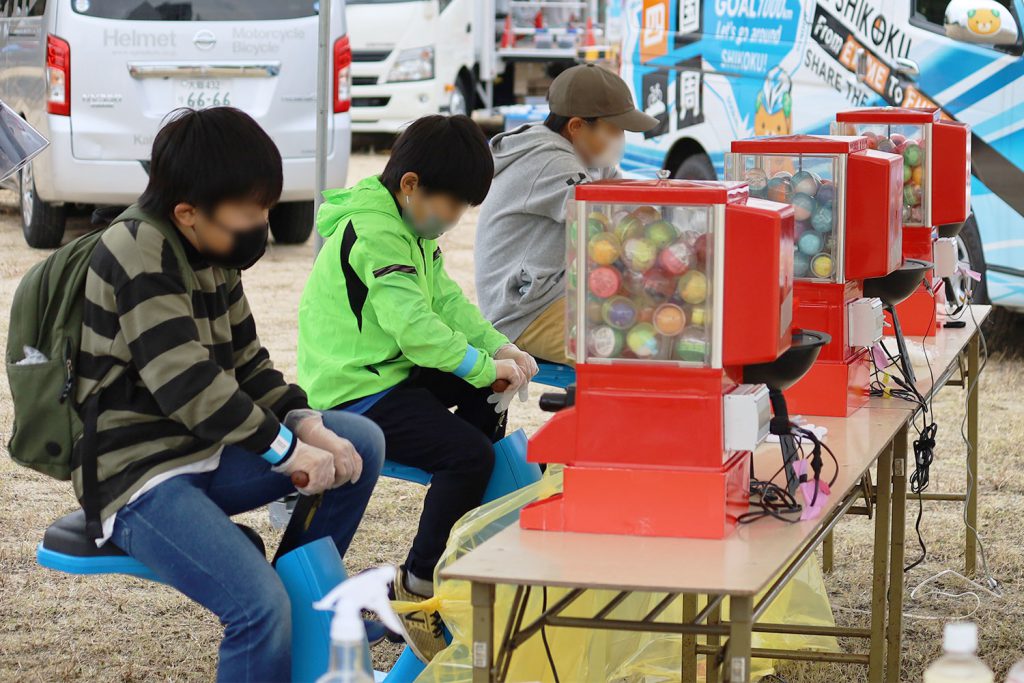 会場には「足漕ぎガチャ」も登場