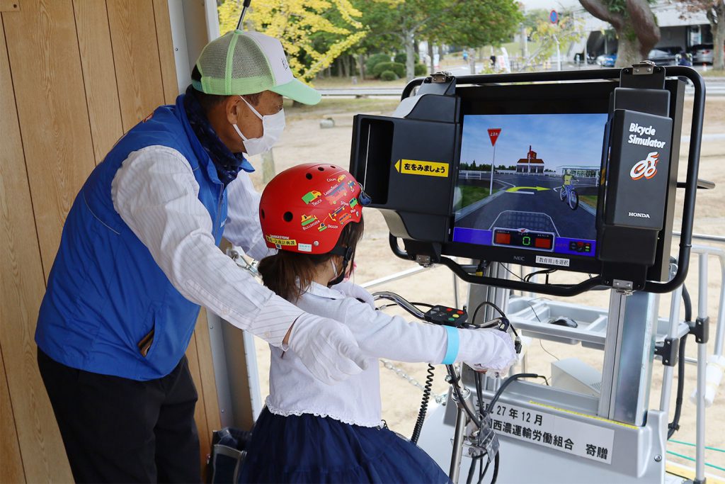 松山市自転車安全教育車の模様