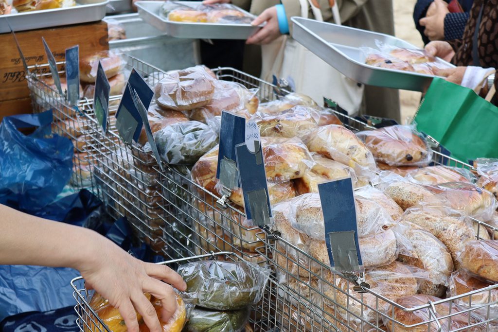 人気のパンやベーグル店も多くの買い物客で賑わう
