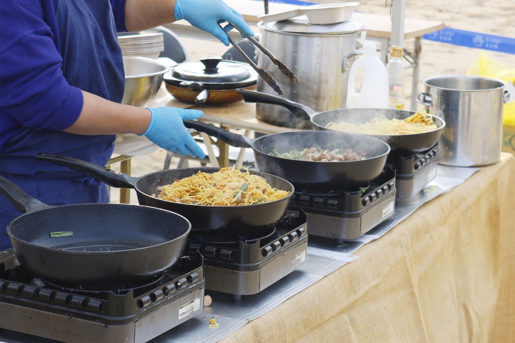 食欲をそそる匂いが会場を包む