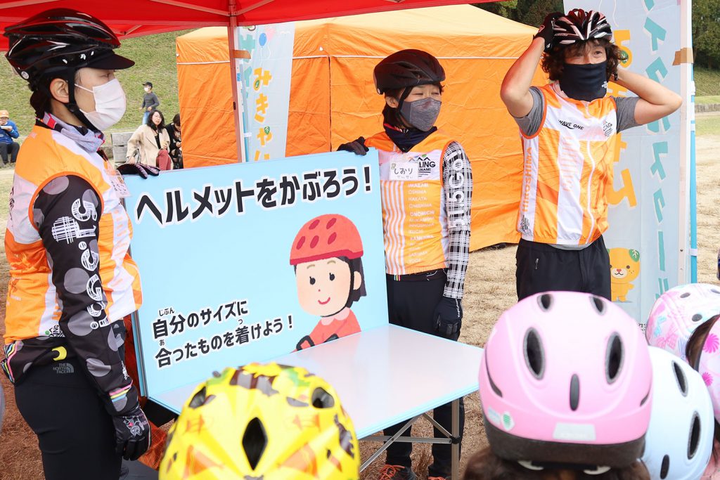 紙芝居で分かりやすく自転車の乗り方をレクチャー