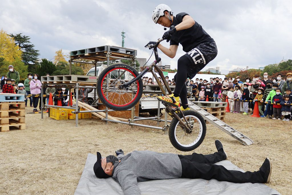 スタッフの上で巧みに自転車を操る宮岡氏