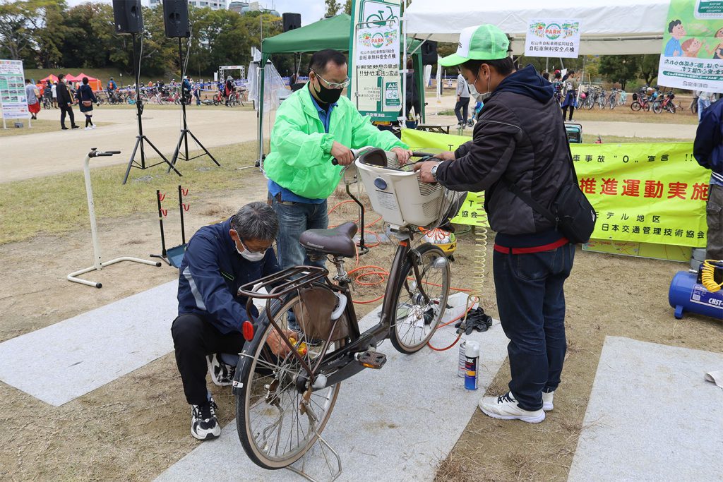 松山市自転車商協同組合による自転車の無料安全点検