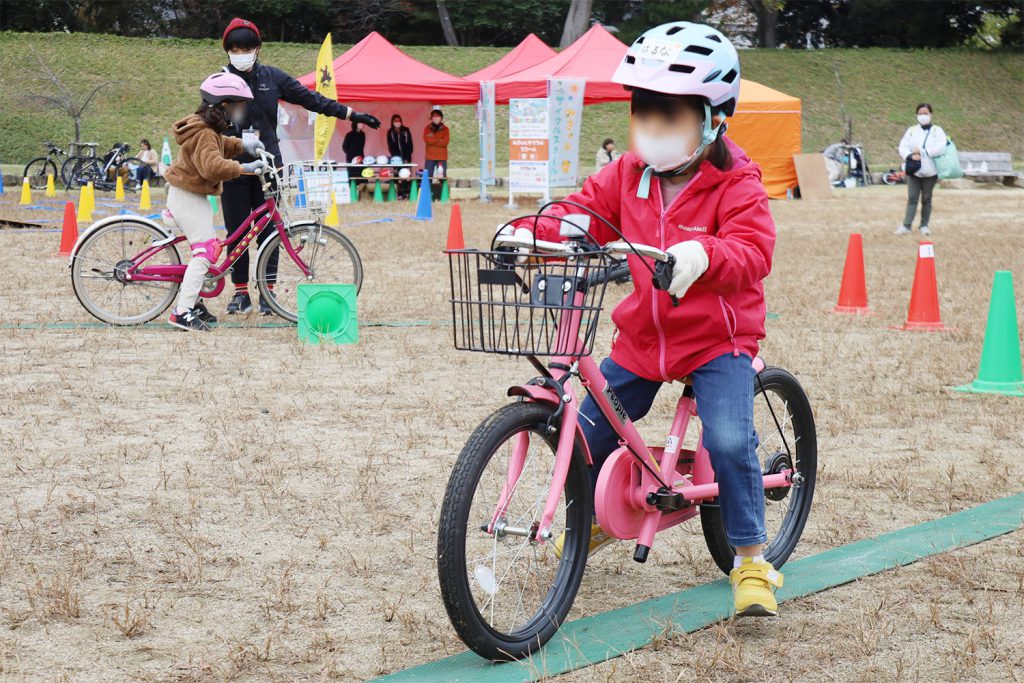 地面を蹴りながら自転車を走らせバランス感覚を養う