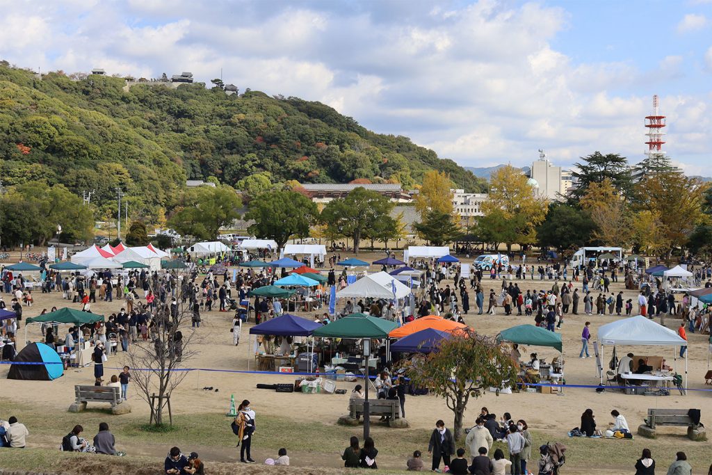 松山城下に多くのサイクリストや県民の方が集いました
