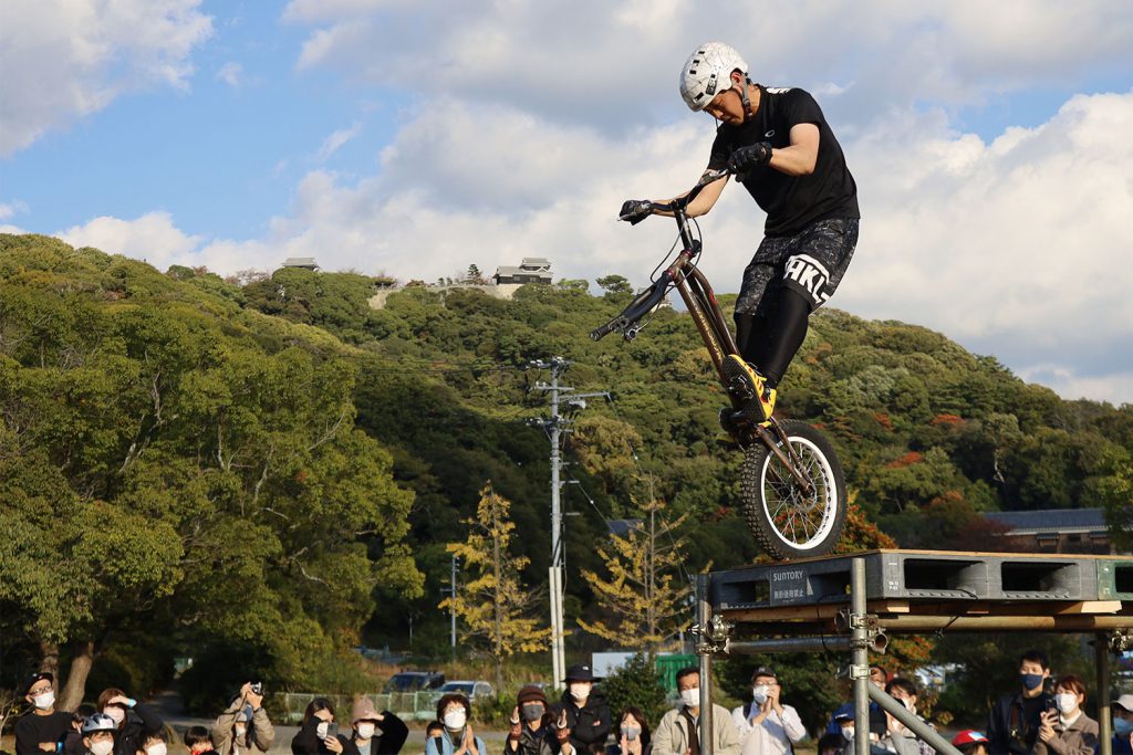 松山城を背景にアクロバティックな技を披露