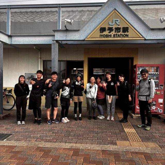 10月18日に第2弾ひめクルライドが開催されました！🚴‍♀️✨

今回もたくさんの方々にご参加いただき、秋晴れの中、愛媛の魅力をたっぷり楽しむ1日となりました。まずはサイクルトレイン「愛ある伊予灘号」に乗り込み、伊予長浜駅で下車。そこから話題の「長高水族館」へ向かい、高校生たちが運営するユニークな水族館を見学しました。

その後は、夕やけこやけラインをサイクリングしながら、絶景スポットとして知られる「下灘駅」を満喫。お昼には「石窯工房みどり」でピザ作り体験🍕🔥
自分で生地を伸ばし、好きな具材をトッピングして焼き上げる工程は、みんなでワイワイ楽しみながら進みました。焼き立てのピザは格別で、笑顔があふれるランチタイムとなりました！

午後は「マルセロベーカリー」でベーグルのお買い物。復路は伊予市駅から再びサイクルトレインに乗り込み、帰路につきました🏠

愛媛の自然、美味しい食べ物、参加者の皆さんにとって特別な1日になったのではないでしょうか。
次回のひめクルライドは11月30日（日）に開催いたします。ただいま参加者募集中です！
詳しくはノッてる！えひめサイトご覧ください。
プロフィール欄にURL載せてます。

★ひめクルライド参加公式LINEでお友達登録お願いします★
まずは、ひめクル公式LINEに友達登録お願いします。
詳しくはノッてる！えひめサイトをご覧ください。

The second Hime Kuru Ride event was held on October 18th! 🚴‍♀️✨
Once again, many people joined us for a day filled with enjoying the charms of Ehime under clear autumn skies. First, we boarded the cycle train “Aiaru Iyo-nada” and got off at Iyonagahama Station. From there, we headed to the popular “Nagakou Aquarium” to tour this unique aquarium run by high school students.

Afterwards, we cycled along the Sunset Line, enjoying the scenic spot known as “Shimonada Station.” For lunch, we had a pizza-making experience at “Stone Oven Workshop Midori” 🍕🔥.
Everyone had a lively time stretching the dough, adding their favorite toppings, and baking their pizzas. The freshly baked pizzas were exceptional, making for a lunch time filled with smiles!

In the afternoon, we shopped for bagels at “Marcelo Bakery.” For the return trip, we boarded the cycling train again from Iyo City Station and headed home🏠

Ehime's nature, delicious food—it surely made for a special day for all participants.
The next Hime Kuru Ride is scheduled for Sunday, November 30th! Stay tuned!

 #自転車 #サイクリング #サイクリスト #愛媛県 #愛媛サイクリングの日 #ひめクル #ひめクルライド #ノッテルえひめ #ノッてるえひめ#サイクルトレイン#伊予市 #石窯工房みどり#長高水族館#下灘駅#マルセロベーカリー