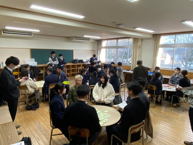 🚲✨高校生と一緒におこなう、「誰もが安心して自転車を使えるまちってどんなまち？」をテーマにした学びのプログラムが10日最終日を迎えました！

この取り組みは、🌏世界最大級の自転車国際会議 Velo-city2027 Ehime の開催を見据え、地元の特色を活かした自転車まちづくりや、👩‍👩‍👧‍👦外国人観光客に向けた安全な自転車利用の伝え方を考えることを目的とした事業です。

📍 10日松山エリアでは、2月に一番町界隈でフィールドワークに参加した方々が再集結し、最後のステップであるワークショップを松山東高等学校で開催。

松山東高等学校の高校生をはじめ、大学・専門学校生のほか地域企業・団体の方々がフィールドワークで観察した気づきや発見から、「誰もが安心して自転車活用できるまちづくりとはこうありたい」という願いをもとに、その実現のために、何が問題なのか。何が課題となっていくのかを、様々な視点で意見交換をおこない、最後は次年度に託す提言としてそれぞれまとめました。📝

参加者からは、「自分は守れていると思っていたルール、出来ていると思っていたマナーが不十分だったことに気づいた」「自転車活用のあるすべての人たちが幸せになれるまちの実現の一歩に関われて嬉しい」などの声をいただきました。✨

参加してくれた高校生のみなさん、支えてくださった地域の皆さん、ありがとうございました🎶

#愛媛県　#松山　#今治　#まちづくり　#フィールドワーク　#ワークショップ 
#Velocity2027Ehime　#高校生　#自転車　#自転車安全