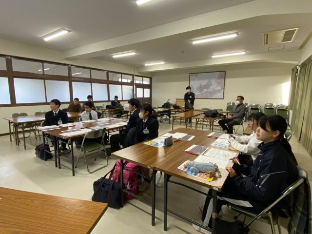 🚲✨高校生と一緒に、「誰もが安心して自転車を使えるまちってどんなまち？」をテーマにした学びのプログラムを実施しました！

この取り組みは、🌏世界最大級の自転車国際会議 Velo-city2027 Ehime の開催を見据え、地元の特色を活かした自転車まちづくりや、👩‍👩‍👧‍👦外国人観光客に向けた安全な自転車利用の伝え方を考えることを目的とした事業です。

📍エリアは、松山と今治の2エリア、プログラムは3ステップで進行。
高校生の参加は、松山では「松山東高等学校」、今治では「FC今治高等学校明徳校、里山校」の皆さんにご協力いただきました。

📚座学では道路交通法を中心に、自転車利用の現状や課題を学び、
🚶‍♂️フィールドワークでは実際にまちを歩き、利用者目線で問題点を発見。

そして、3月5日、今治エリアでは最後のステップである ワークショップ を開催。
高校生を中心に、地域の企業・団体、大学生も参加し、活発な意見交換の中で問題点や課題を出し合い、改善策を検討しました。💭

中心となって活動に参加してくれた FC今治高等学校の生徒の皆さんも、地域の未来を自分ごととして考え「こんなまちにしたい！」という前向きな意見がたくさん生まれました。📝
参加してくれた高校生の皆さん、支えてくださった地域の皆さん、ありがとうございました！

#愛媛県　#松山　#今治　#まちづくり　#フィールドワーク　#ワークショップ 
#Velocity2027Ehime　#高校生　#自転車　#自転車安全