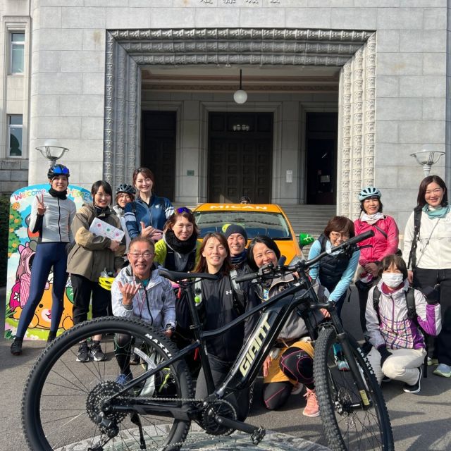 先日3月8日に開催したひめクルイベント！✨
今回は「E-BIKE」を相棒に、いつもの景色が特別に変わる感動体験をしてきました。

E-BIKEとは、スポーツ自転車に電動アシストが付いた、まさに"最強の自転車"。
今回は参加者の皆さん全員でこのE-BIKEに乗り、スペシャルなサイクリングを楽しみました！

まずはコース最初の難所、伊台の坂道へ。
普通の自転車なら息が切れてしまう急勾配も、E-BIKEならまるで背中を押されるようにスイスイ！その力強さに、坂道を登る辛さはなく、まさにE-BIKEの真価が発揮された瞬間でした。

坂を越えた先にはお待ちかねのご褒美が！北条の「アロハテラス」で絶品ランチをいただきました。フレンチトーストなどが食べ放題で、みなさん至福の表情に😋✨

お腹を満たした後は再びサイクリングを楽しみ、勝岡「白石ノ鼻」の心奪われる絶景へ。そして最後は「みきゃんパーク」で癒しのひと時。これだけ沢山のスポットを一日で欲張りに楽しめたのも、E-BIKEのおかげです。

心地よい風を感じ、美味しいものを堪能し、最高の景色に出会う。
E-BIKEと一緒だから叶った、忘れられない一日になりました！
参加してくださった皆さま、本当にありがとうございました！

次回のひめクルライドは、ノッてる！えひめWEBサイト
（https://www.notteru-ehime.jp/）等でご案内しますので、皆様の参加をお待ちしております！

★ひめクルライド参加公式LINEでお友達登録お願いします★
まずは、ひめクル公式LINEに友達登録お願いします。
※LINE友達追加は、QRコードをスクリーンショットしてURLを読み込んでいただくか、「ノッてる！えひめ」サイトからもお申込みいただけます。

 #自転車 #サイクリング #サイクリスト #愛媛県 #愛媛サイクリングの日